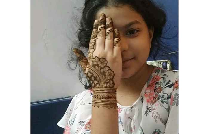 Simple Mehndi Designs For Kids Back Hand (4)